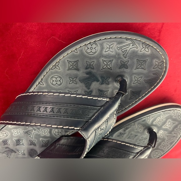 Louis Vuitton Navy Blue Leather and Logo
Embossed Rubber Thong Flats men - Picture 6 of 7